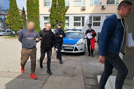 (FOTO) Zaplijenjeno oko 650 grama droge: Uhapšeni u akciji "Kurjak" sproveden u tužilaštvo u Doboju