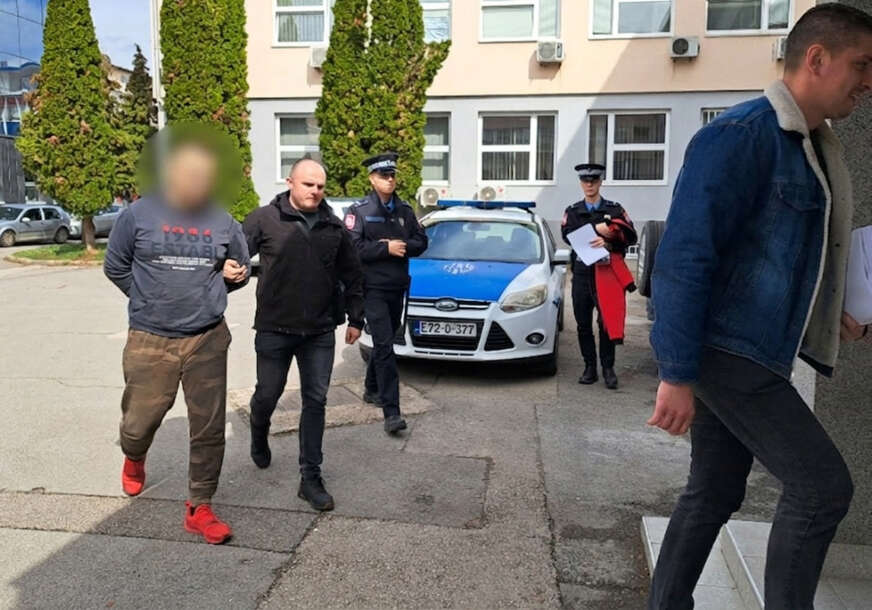 (FOTO) Zaplijenjeno oko 650 grama droge: Uhapšeni u akciji "Kurjak" sproveden u tužilaštvo u Doboju