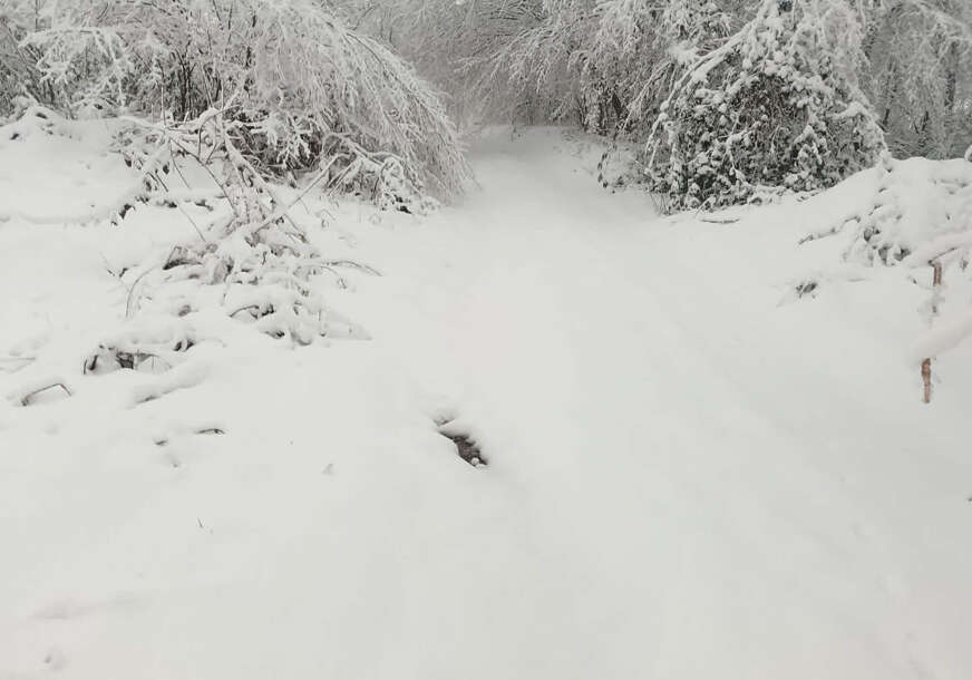 BEZ STRUJE TRI DALEKOVODA Snijeg pravi haos na putevima