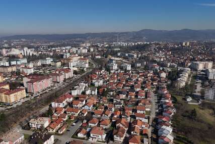(FOTO) Slučaj prijavljen policiji: Neobične NALJEPNICE na špijunkama stanova uznemirile stanare zgrade na Starčevici