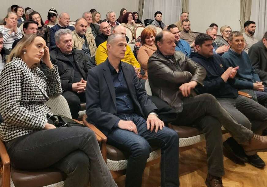 (FOTO) "Ovo neće napisati ni Amerikanac ni Englez" U prepunoj sali Kuće Milanovića PROMOVISANA KNJIGA "Tesla-Srbin sam"