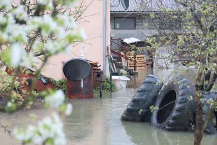 (VIDEO, FOTO) Nabujala rijeka napravila haos u Velikom Blaškom: Voda ušla u dvorišta i kuće, mještani strahuju od onog što dolazi