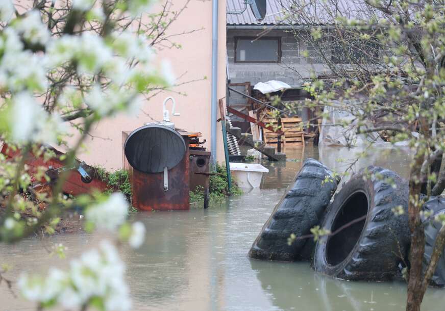(VIDEO, FOTO) Nabujala rijeka napravila haos u Velikom Blaškom: Voda ušla u dvorišta i kuće, mještani strahuju od onog što dolazi