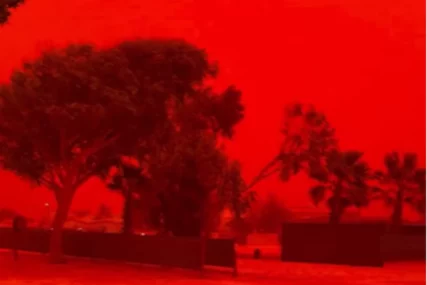 (VIDEO) Nevjerovatni prizor u Australiji: Nebo POSTALO CRVENO, a iza svega se krije nevjerovatan fenomen