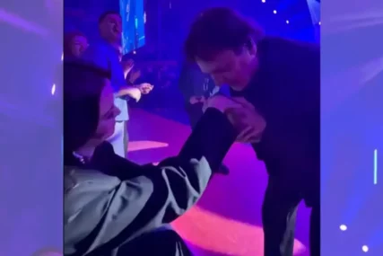 (VIDEO) „SAD MOGU DA UMREM“ Zdravko Čolić u Zetri sišao sa pozornice i poljubio ruku ovoj pjevačici, ona pala u trans
