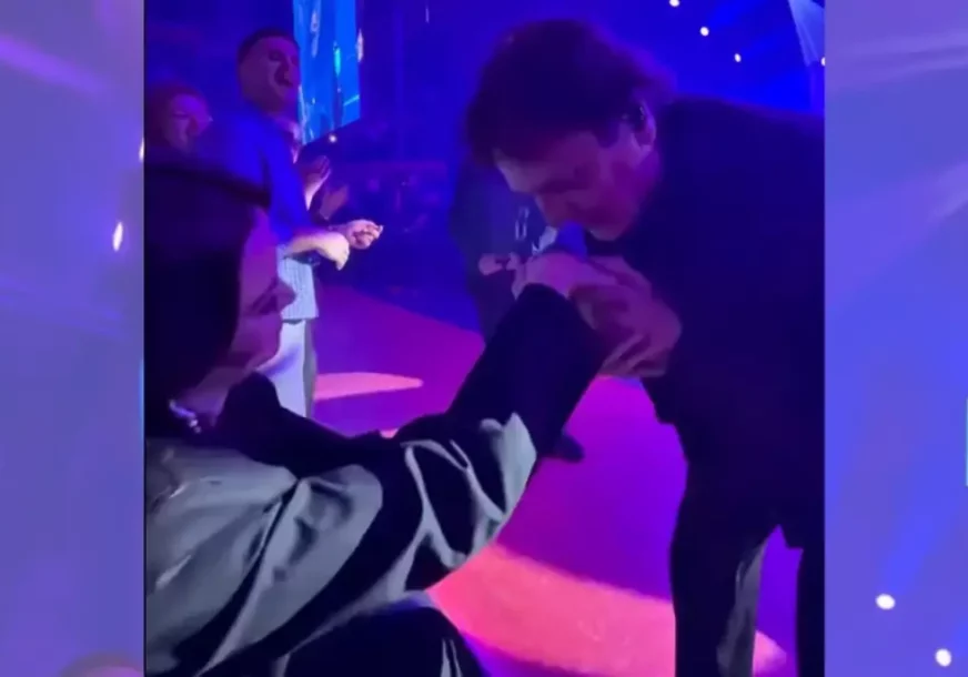 (VIDEO) „SAD MOGU DA UMREM“ Zdravko Čolić u Zetri sišao sa pozornice i poljubio ruku ovoj pjevačici, ona pala u trans