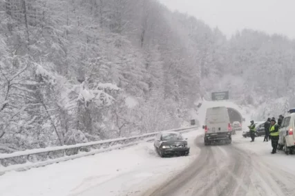 (VIDEO) Snijeg paralisao Zlatiborski okrug: Otežan SAOBRAĆAJ I ZABRANA za šlepere