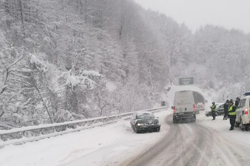 (VIDEO) Snijeg paralisao Zlatiborski okrug: Otežan SAOBRAĆAJ I ZABRANA za šlepere