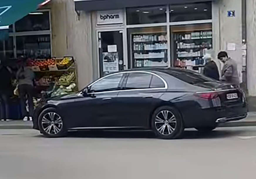 (VIDEO, FOTO) KAD MINISTAR PARKIRA Crna limuzina na vratima apoteke, policija javno pozvana da "kazni prestupnika"