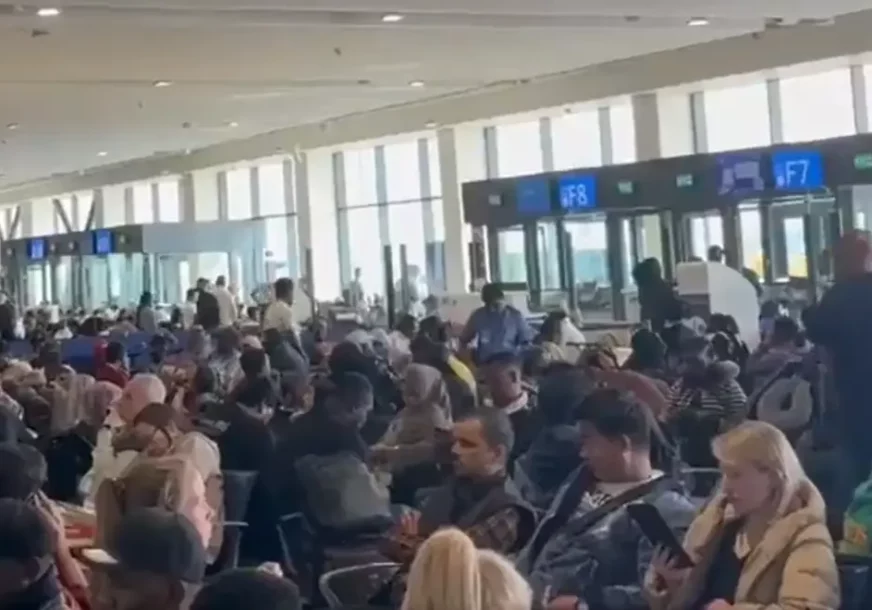 (VIDEO) Stotine hiljada ljudi ZAROBLJENO na Bliskom istoku: Stao najprometniji aerodrom na svijetu, mape prikazuju ŠOK NA NEBU