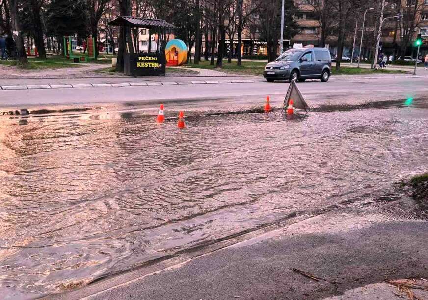 (VIDEO, FOTO) Nikud bez čizama: U Boriku pukla cijev, POTOK TEČE ULICOM, građani gledaju i ne vjeruju