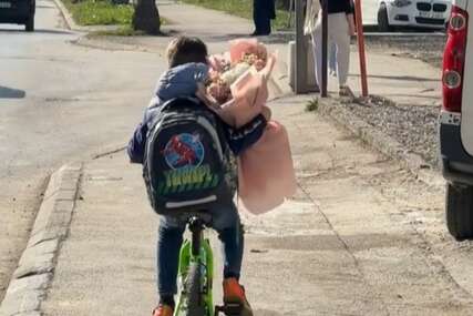 (VIDEO, FOTO) "Ovaj dječak će biti pravi muškarac" Ovo je mali Banjalučanin (9) koji je na BICIKLU VOZIO BUKET veći od sebe i osvojio region