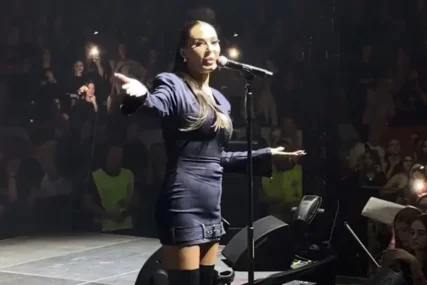 "IZVUCITE JE ODAVDE, HAJDE, BRZO" Ceca prekinula koncert u Čačku, kako bi obezbjeđenje pomoglo djevojci u publici