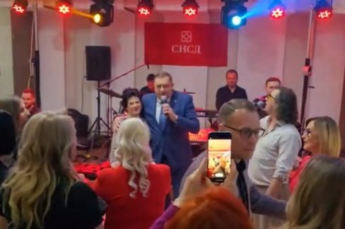 Dodik zapjevao POZNATI HIT: „Božanstvenu ženu“ posvetio damama SNSD u Bijeljini