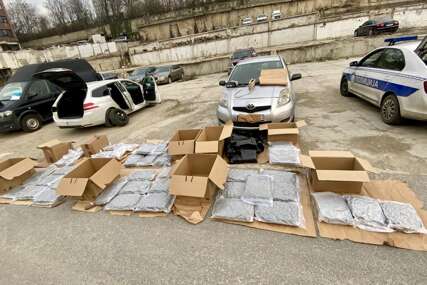 UHAPŠENI MUŠKARAC I ŽENA Pronađen auto pun droge, zaplijenjeno 50 kilograma marihuane