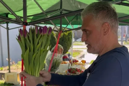 Uživaju u životu: Aca Kos snimao Čedu kako na pijaci kupuje cvijeće, a onda se na mrežama pohvalio ovim