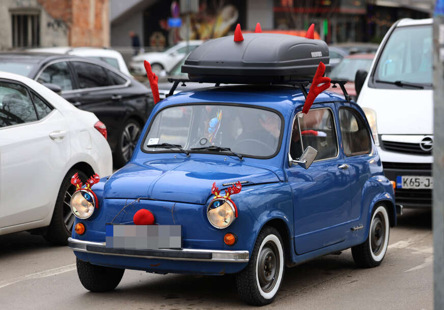 (FOTO) Praznični duh ne priznaje kalendar: Tamno plavi fićo iz Kikinde hit u Banjaluci