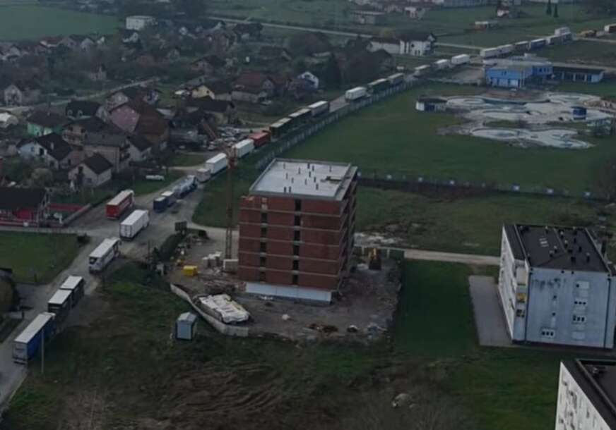 (VIDEO, FOTO) „BLOKIRALI SMO PRELAZ U SVILAJU“ Policija sprječava PROTESTE kamiondžija, ogromne kolone kamiona snimljene u Gradiški
