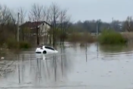 (VIDEO) Tragedija izbjegnuta za dlaku: Drama u Prijedoru, voda nosila automobil, vozač jedva izvukao živu glavu