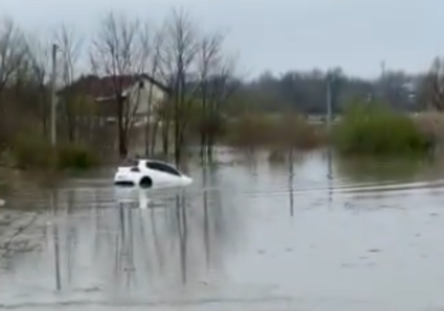 (VIDEO) Tragedija izbjegnuta za dlaku: Drama u Prijedoru, voda nosila automobil, vozač jedva izvukao živu glavu