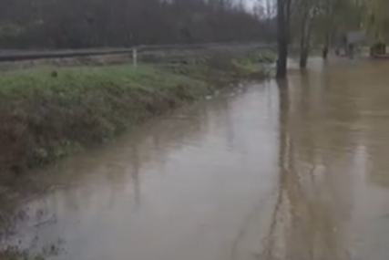 (VIDEO) Obilne padavine zadaju muke: Izlila se rijeka Gomjenica, poplavljeni putevi