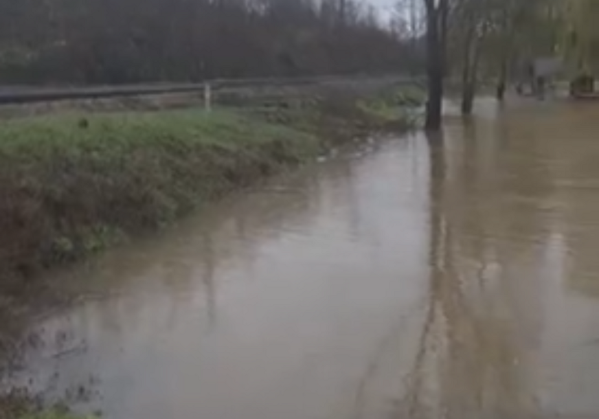(VIDEO) Obilne padavine zadaju muke: Izlila se rijeka Gomjenica, poplavljeni putevi