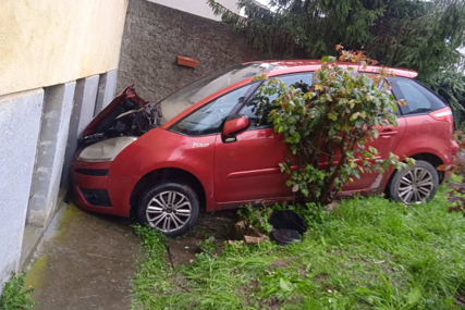 (FOTO) INCIDENT U BANJALUCI Automobil sletio, pa udario u kuću, intervenisali vatrogasci