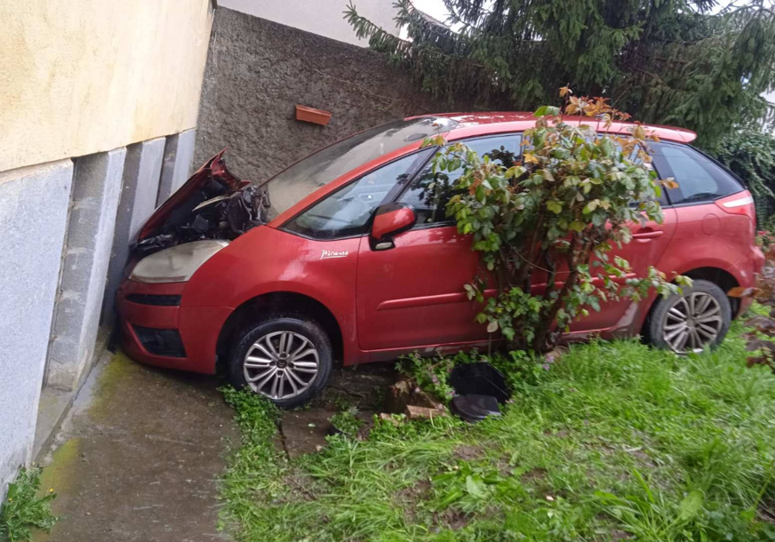 (FOTO) INCIDENT U BANJALUCI Automobil sletio, pa udario u kuću, intervenisali vatrogasci