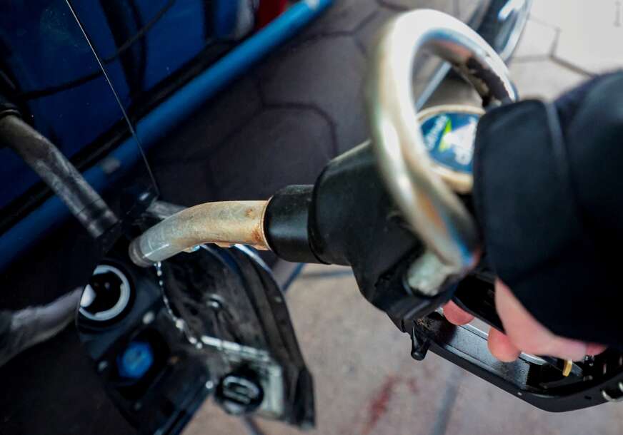 (FOTO) JEDAN REZERVOAR, 10 KM RAZLIKE Provjerili smo kako se kreću cijene goriva na 6 pumpi u Banjaluci