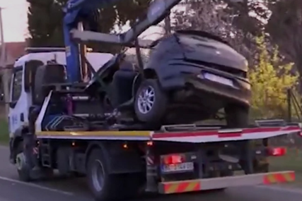 (FOTO) PRVE FOTOGRAFIJE STRAVIČNE NESREĆE Automobil smrskan, vozač (21) poginuo na licu mjesta, suvozač samo ČUDOM PREŽIVIO