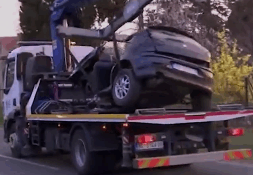 (FOTO) PRVE FOTOGRAFIJE STRAVIČNE NESREĆE Automobil smrskan, vozač (21) poginuo na licu mjesta, suvozač samo ČUDOM PREŽIVIO