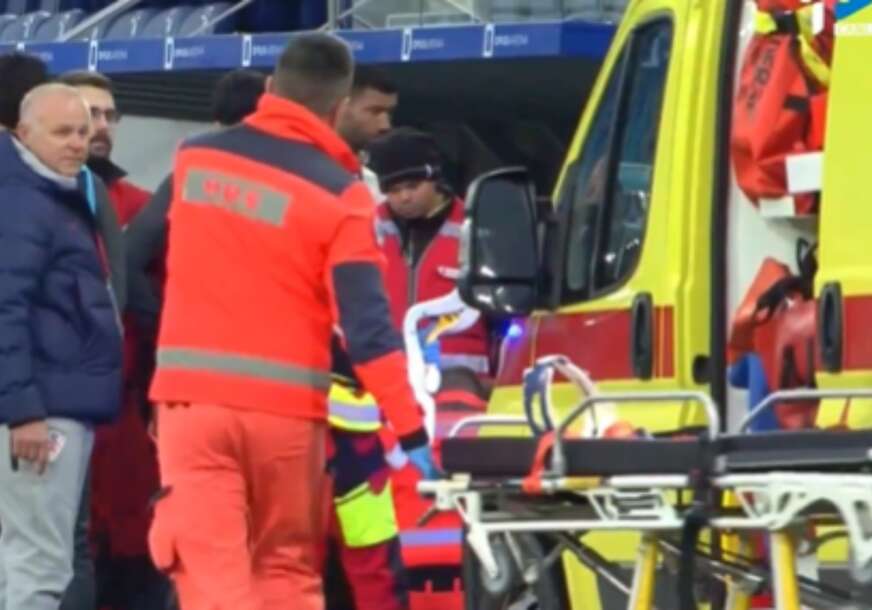 (VIDEO) Hitna pomoć brzo reagovala: Prekinut meč Hrvatske i Turske, selektor se srušio na terenu