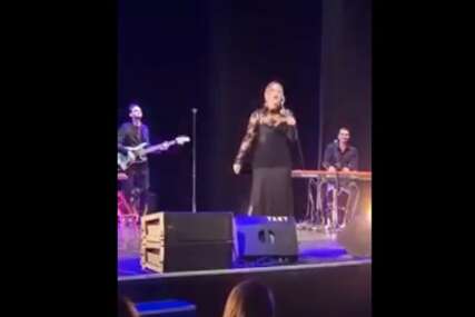 (VIDEO) Zapjevala "Da mi je da mi se vrati", a onda svi skočili da joj ukažu pomoć: Snimak sa koncerta na kom je pozlilo Jeleni Tomašević