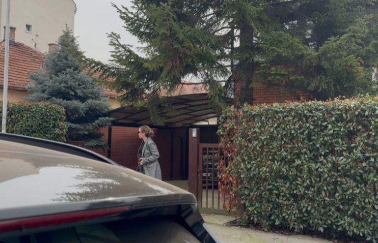 (FOTO) Jelena Tomašević u javnosti nakon što joj je pozlilo: Pjevačica se SRUŠILA NA BINI, a sada je snimljena na ovom mjestu
