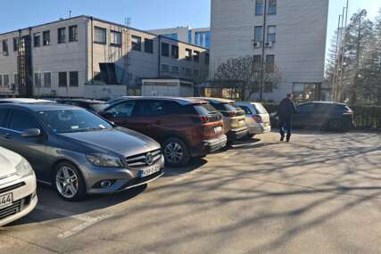 Grad sa parkinzima igra psihološku igricu: Obavještenja na šoferšajbnama više liče na DJEČIJU SMICALICU nego na akt uprave