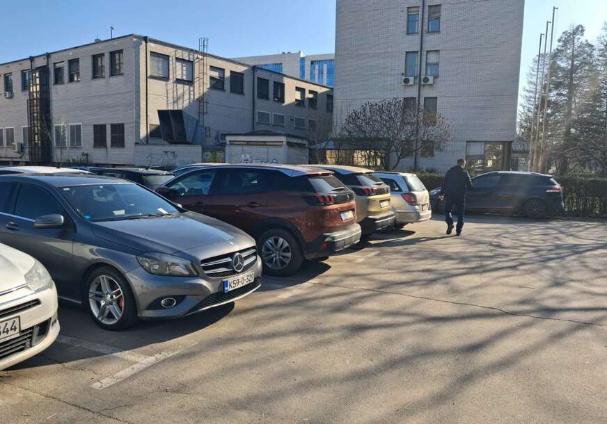 Grad sa parkinzima igra psihološku igricu: Obavještenja na šoferšajbnama više liče na DJEČIJU SMICALICU nego na akt uprave