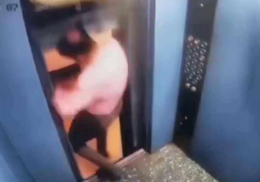 (VIDEO) ZA DLAKU IZBJEGAO SMRT Muškarac krenuo da izađe iz lifta, pa doživio horor, jezivi snimak kruži mrežama