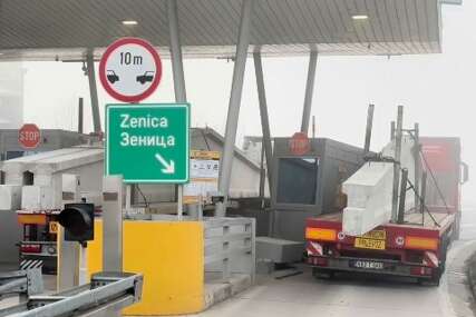Nesreća na ulazu na auto-put kod Sarajeva: Kamion OBORIO NAPLATNU KUĆICU koja je pala na drugo vozilo