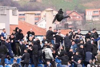 (VIDEO) 63 sekunde haosa: Užasavajući kadrove tuče u Novom Pazaru, čudo kako je jedan navijač ostao živ