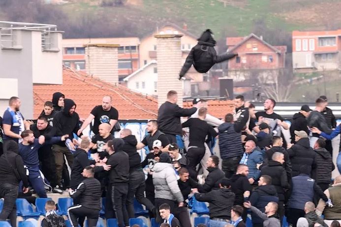 (VIDEO) 63 sekunde haosa: Užasavajući kadrove tuče u Novom Pazaru, čudo kako je jedan navijač ostao živ