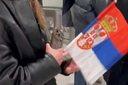 (VIDEO) Neprijatnost za navijače Srbije: Obezbjeđenje im oduzelo zastave, scena trajala 30 minuta