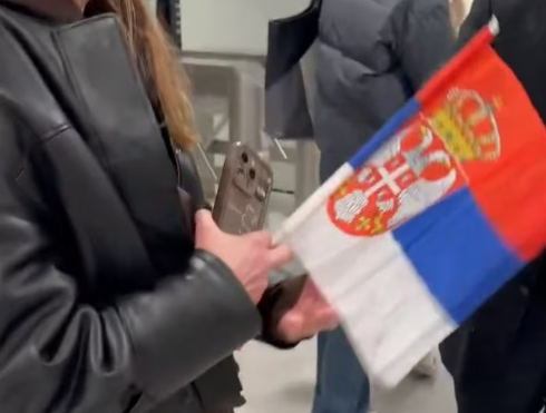 (VIDEO) Neprijatnost za navijače Srbije: Obezbjeđenje im oduzelo zastave, scena trajala 30 minuta