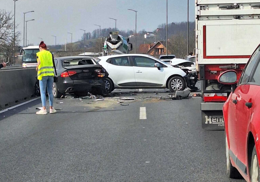Dijete bilo u jednom od vozila: U nesreći na brzoj cesti Laktaši-Banjaluka UČESTVOVALA 3 AUTA, stvorile se velike gužve