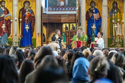 „IDIMO ODLUČNO HRISTOVIM STOPAMA“ Patrijarh Porfirije liturgiji u Krstopoklonu nedjelju