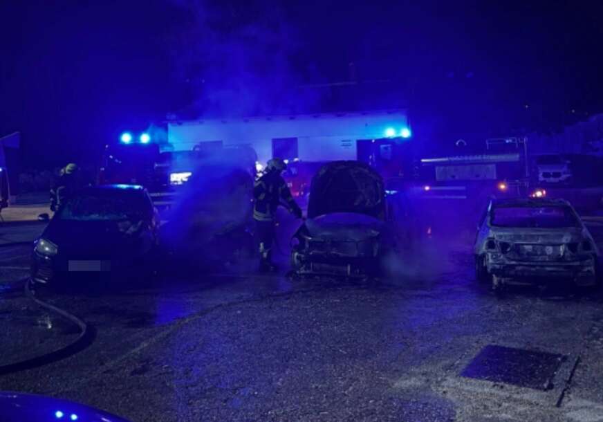 Oštećeno 7 vozila: Uhapšene 2 osobe osumnjičene za PALJENJE AUTOMOBILA u školskom dvorištu