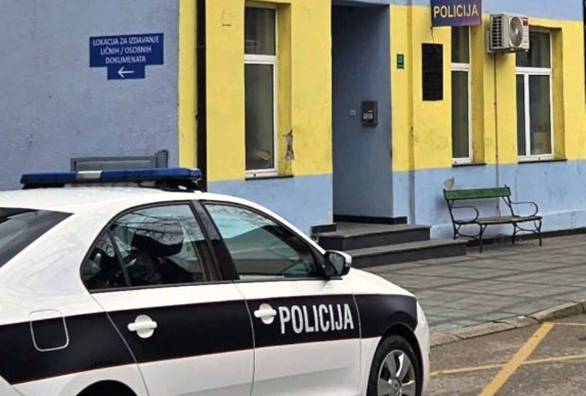Pijani vozač sletio s puta i udario u zid zgrade