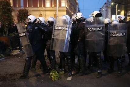 (VIDEO, FOTO) DEMONSTRANTI GAÐALI POLICIJU Napeto na Trgu republike, prisutna i Žandarmerija