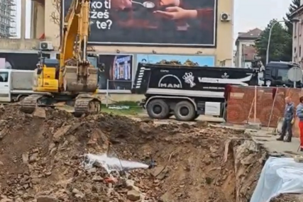 (VIDEO) CENTAR BANJALUKE BEZ VODE Presječena cijev tokom kopanja za parohijski dom