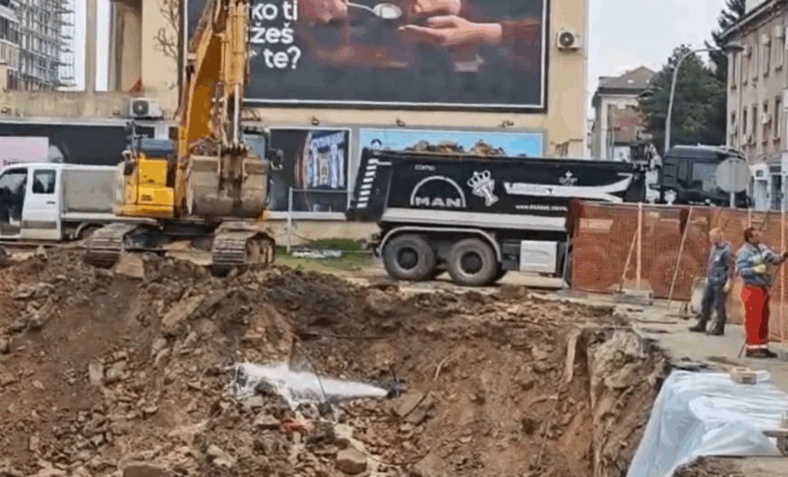 (VIDEO) CENTAR BANJALUKE BEZ VODE Presječena cijev tokom kopanja za parohijski dom