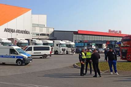 „DANAS SASTANAK O DALJIM KORACIMA“ Prevoznicima zabranjena blokada granice, čeka se odluka o narednim potezima